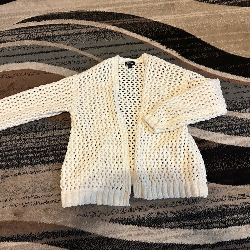 Girls Knitted open sweater. Never worn and great fit casual wear.